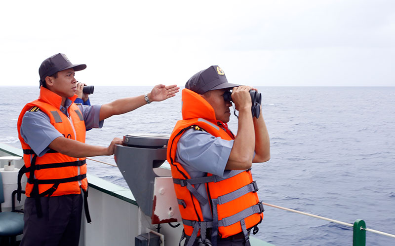 Cán bộ, thuyền viên tàu Kiểm ngư 490 quan sát, tìm kiếm ngư dân bị nạn.